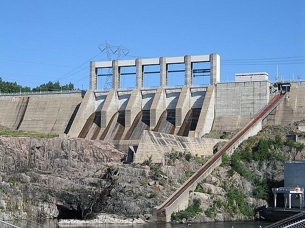 TDI’s proposed power line would transmit electricity from hydro-dams like this one in Northern Quebec to New York City. Photo by Wikipedia.