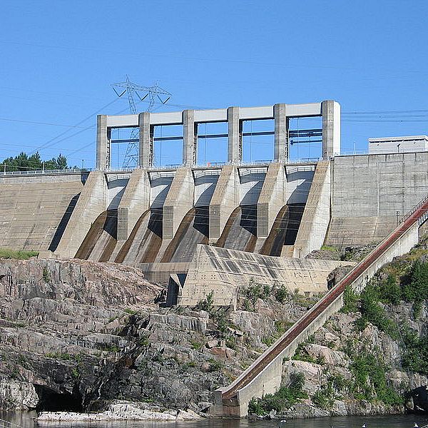 TDI’s proposed power line would transmit electricity from hydro-dams like this one in Northern Quebec to New York City. Photo by Wikipedia.